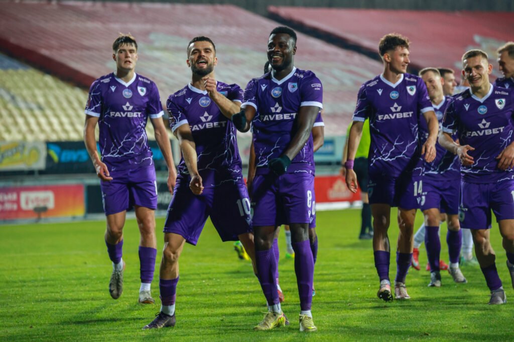 Футболісти команди ЛНЗ Черкаси святкують другий забитий гол у матчі УПЛ