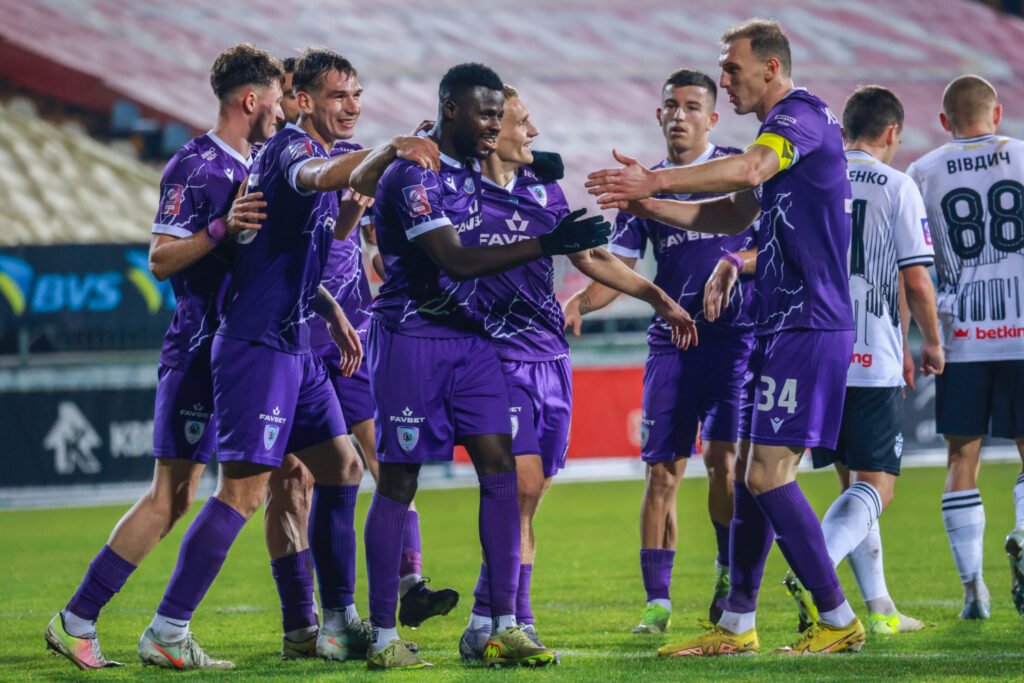 Футболісти команди ЛНЗ Черкаси святкують забитий гол у матчі УПЛ