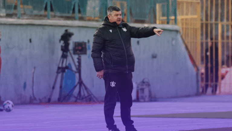 Головний тренер ФК ЛНЗ Черкаси Віталій Пономарьов дає вказівки під час матчу